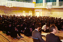 1年生280名が体育館に集合