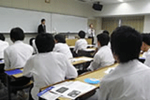 担当教諭の始業の挨拶で、講師が同校のOBであることが紹介される