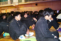 生徒さんは体育座りで聴講
