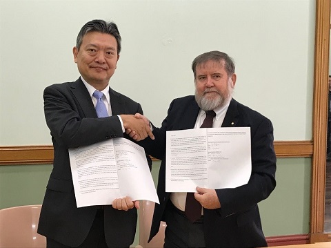 写真：（左から）NRI常務執行役員 坂田太久仁、チャーターズタワーズ遠隔教育学校長 ジョン・クラーク氏