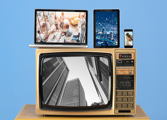 テレビやスマートフォンが並ぶ画像